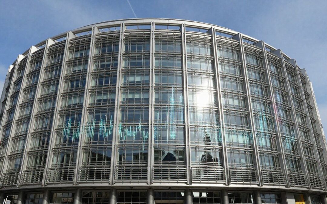 Europäisches Parlament mit Finanzdatenströmen